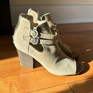 Sonoma shoes size 9.